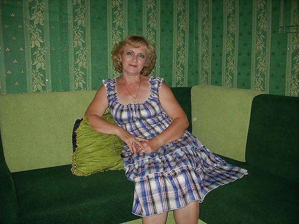 20P Russians mature woman with sexy legs!