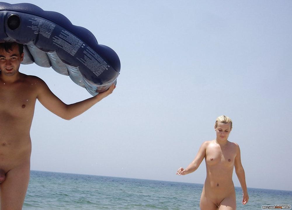 25P Sucking dick on the beach