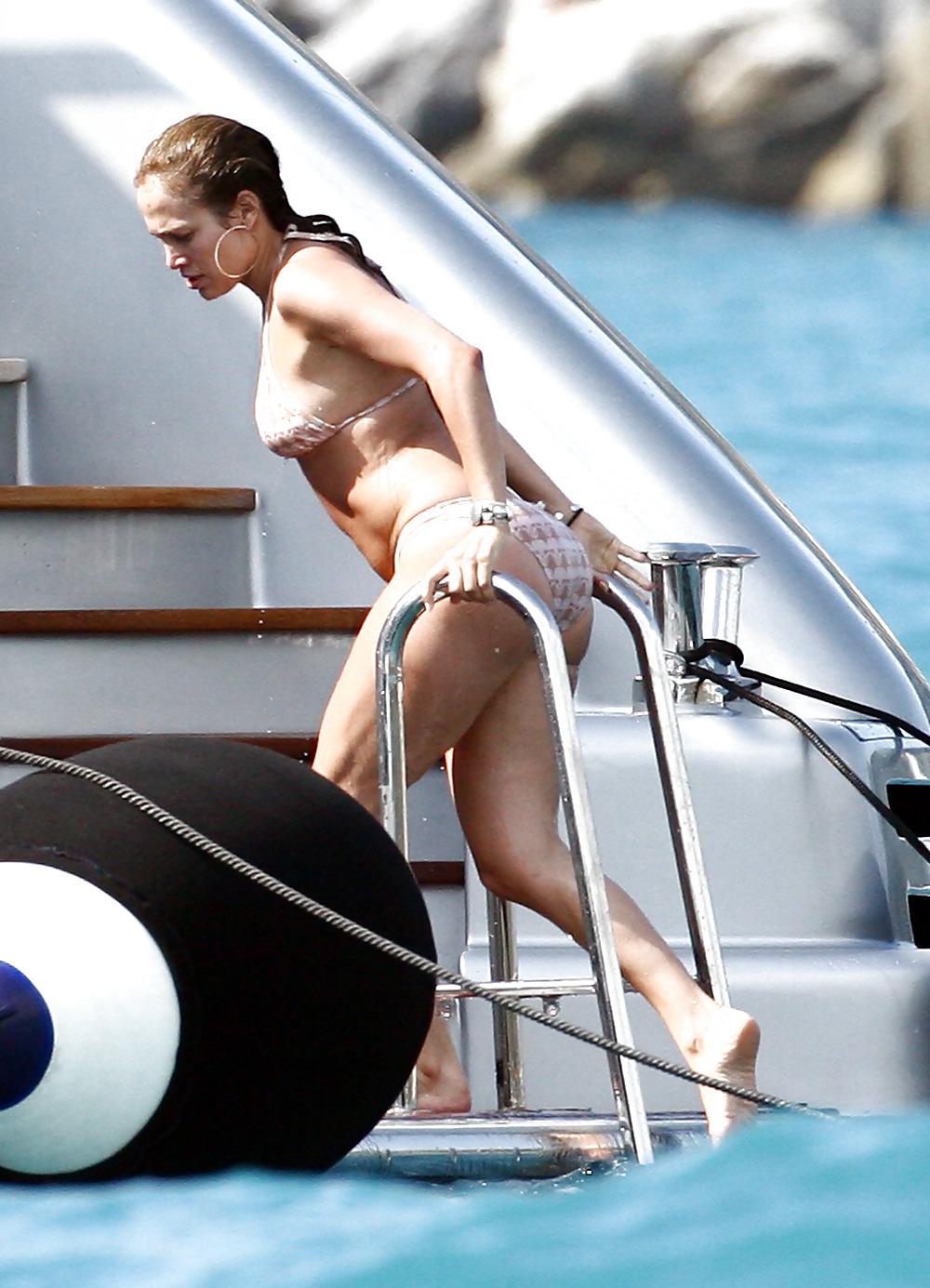 8P Jennifer Lopez in Bikini at Yacht in Italy