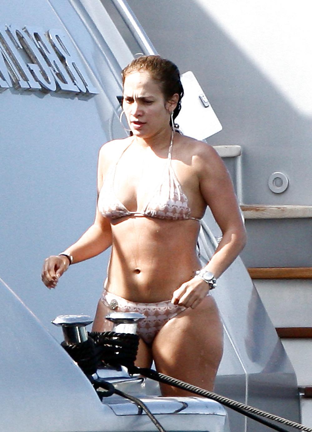 8P Jennifer Lopez in Bikini at Yacht in Italy