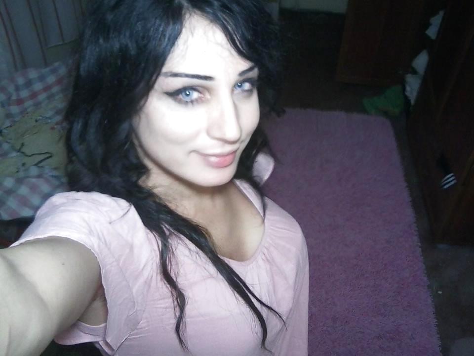 8P Turkish woman: Aliye