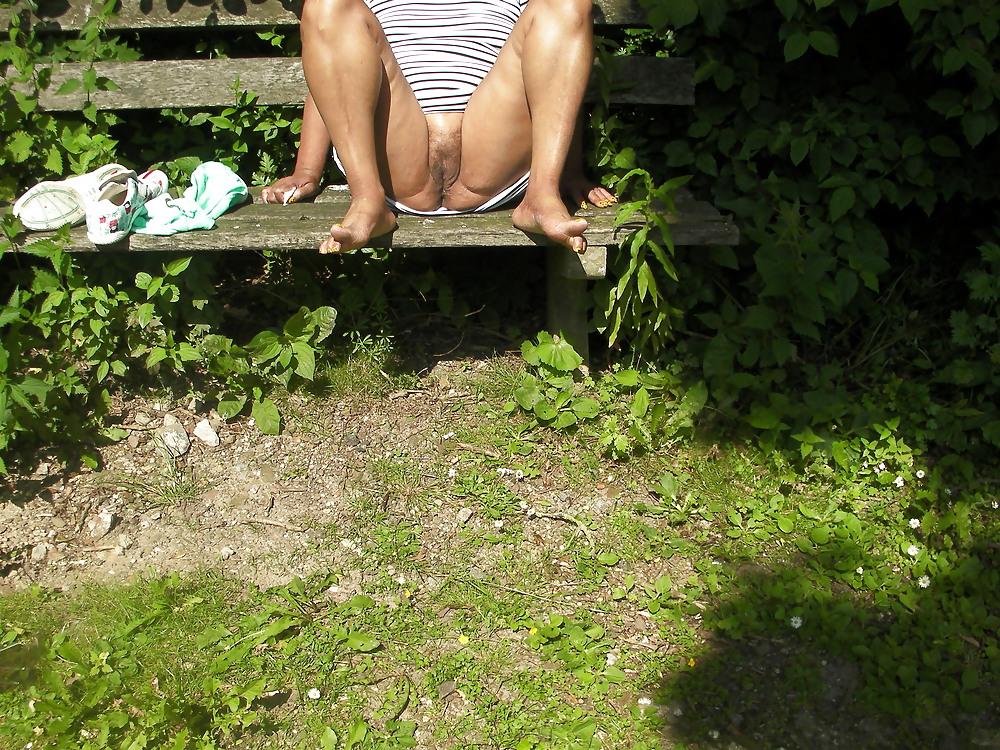 6P Outside flash hur ass and pussy