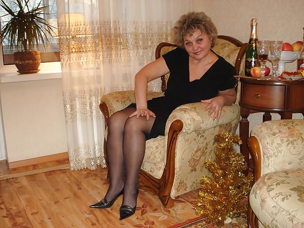25P Russians mature woman with sexy legs!