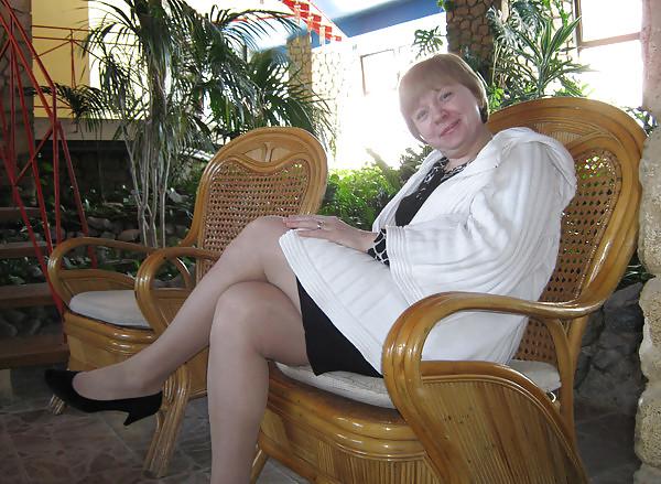 25P Russians mature woman with sexy legs!