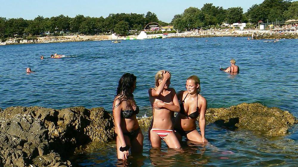 25P Beach Tits