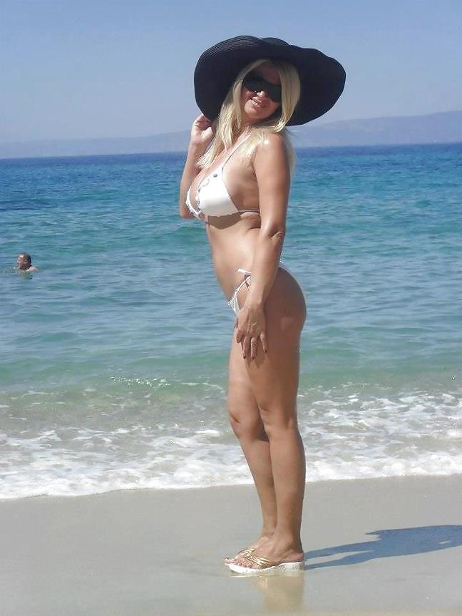 25P Amazing blonde bombshell milf nn
