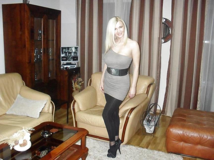 25P Amazing blonde bombshell milf nn