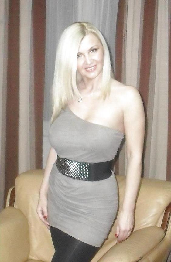 25P Amazing blonde bombshell milf nn