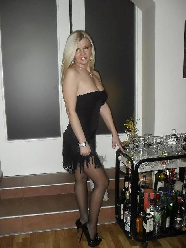 25P Amazing blonde bombshell milf nn