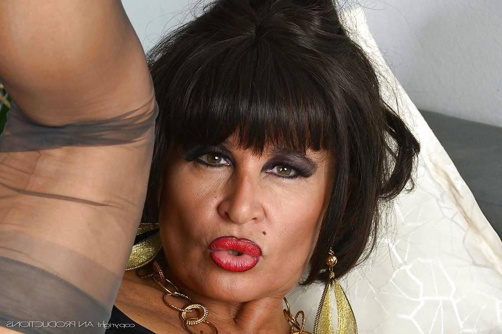 16P Stockings seduction