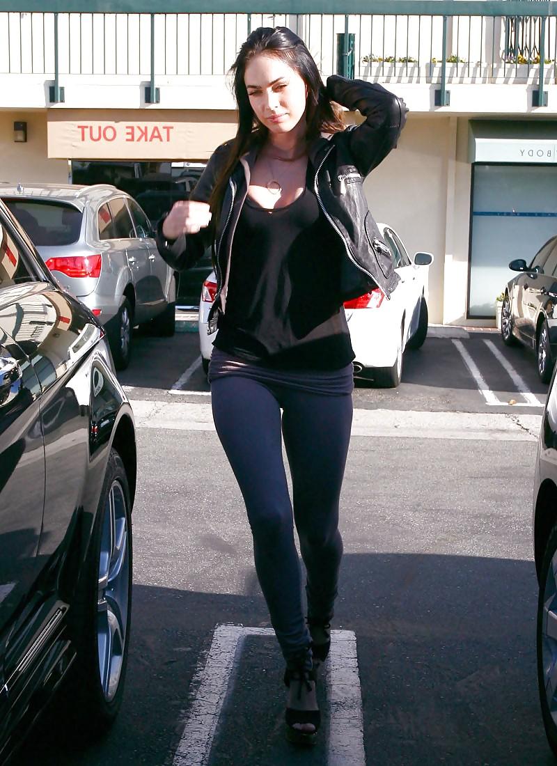 25P Girls in yoga pants