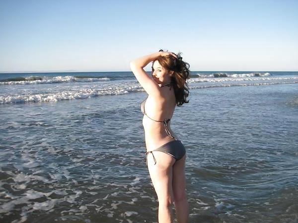 6P Charlotte Vale at the beach