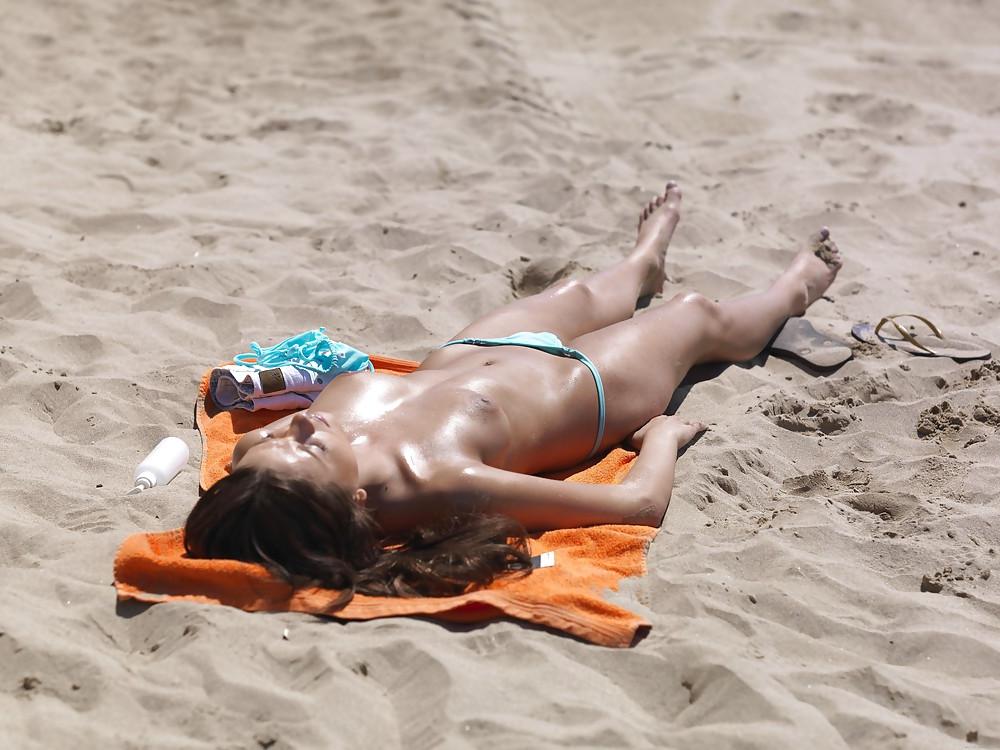 25P Sexy young girl naked on the beach
