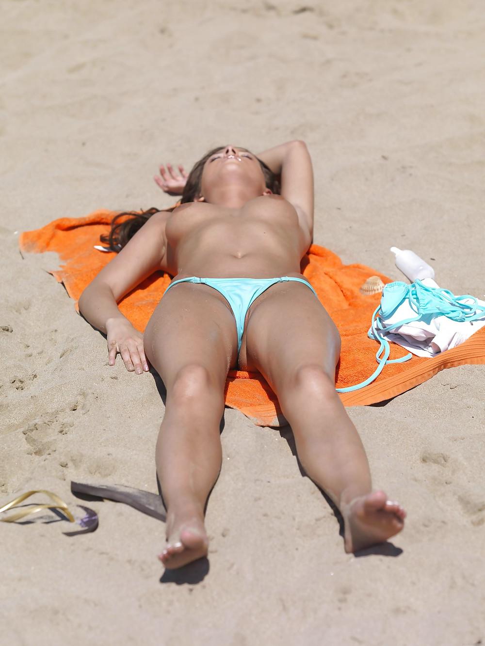 25P Sexy young girl naked on the beach