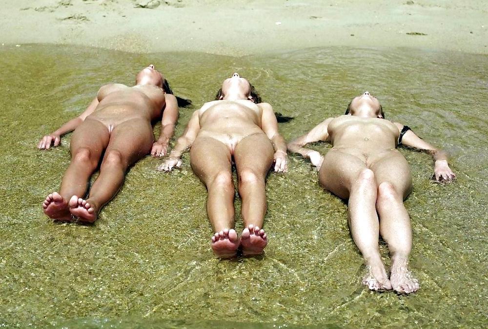 25P NUDE AT THE BEACH