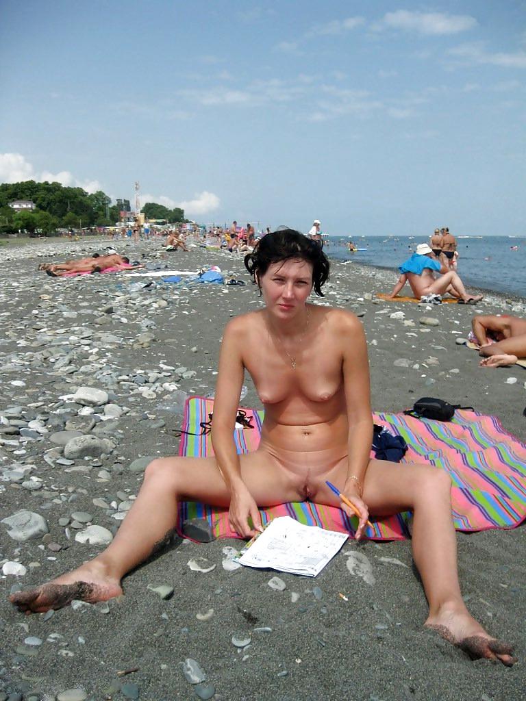 25P NAKED IN THE SUN: MILF & MATURES NAKED 