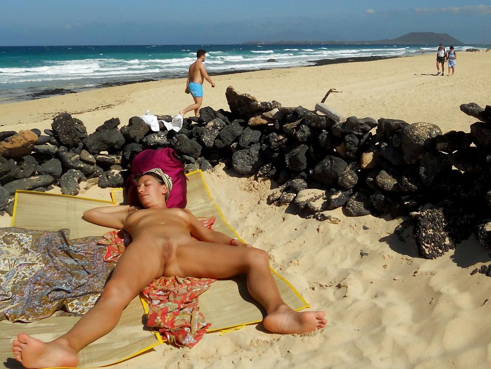 25P NAKED IN THE SUN: MILF & MATURES NAKED 