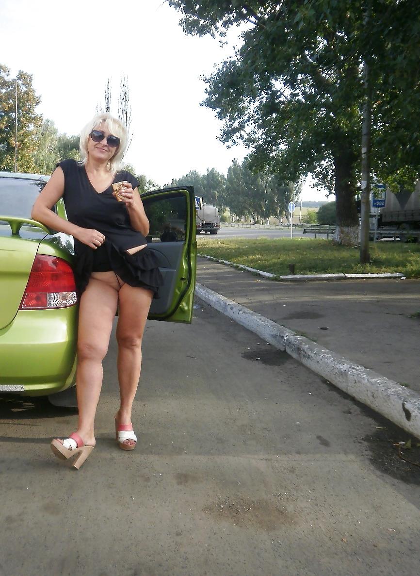 17P Lenka blondes flashing in the beach