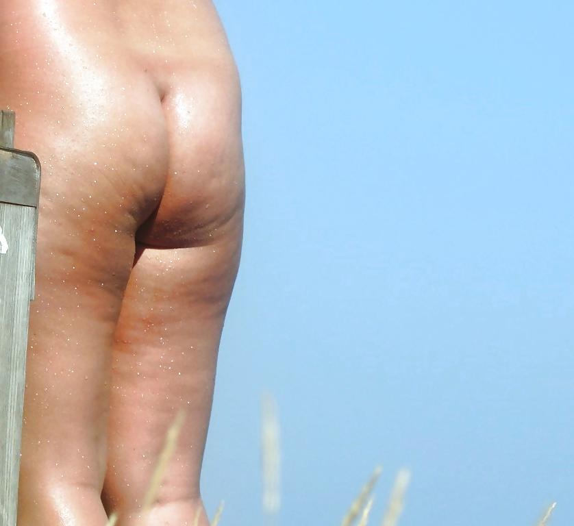 23P Secretly photographed on the beach