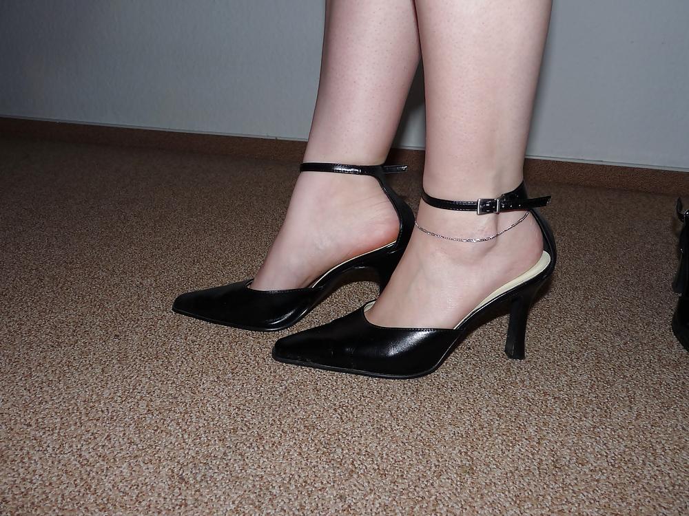 8P Wifes black leather heels barefeet legs