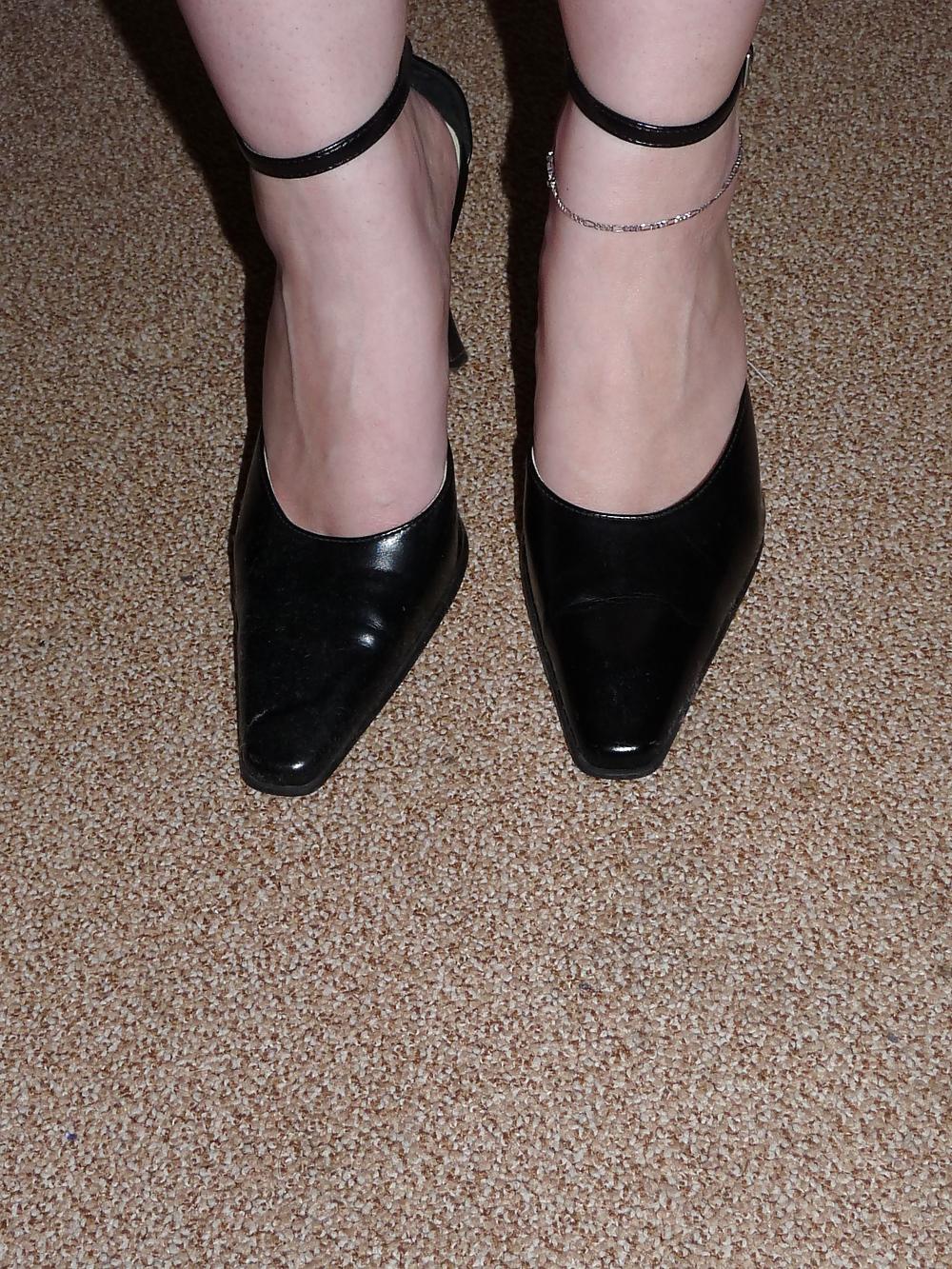 8P Wifes black leather heels barefeet legs