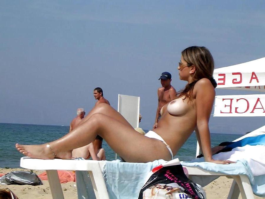 25P NUDE AT THE BEACH
