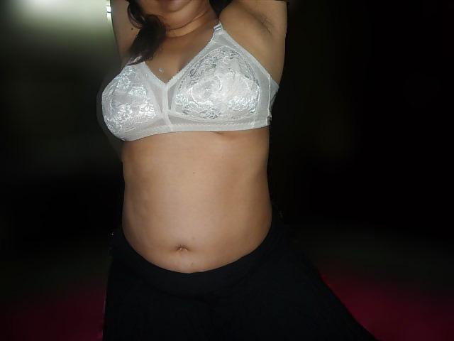 25P Milf exposing
