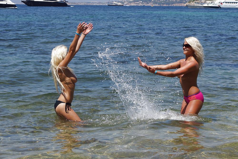 23P Topless beach strolling