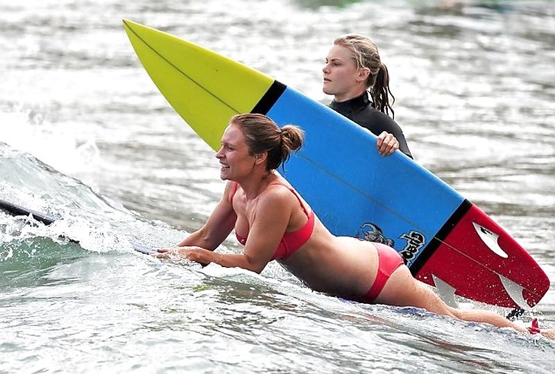 8P Lisa Gormley Boob-Slip Bikini Malfunction At The Beach