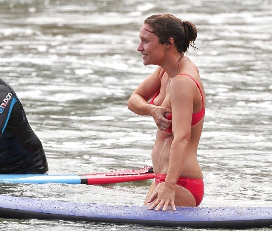 8P Lisa Gormley Boob-Slip Bikini Malfunction At The Beach