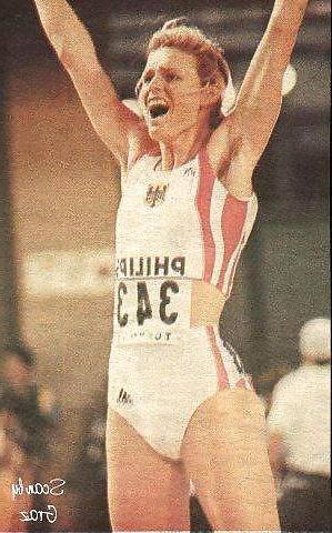 25P Sporting girls with hairy armpits