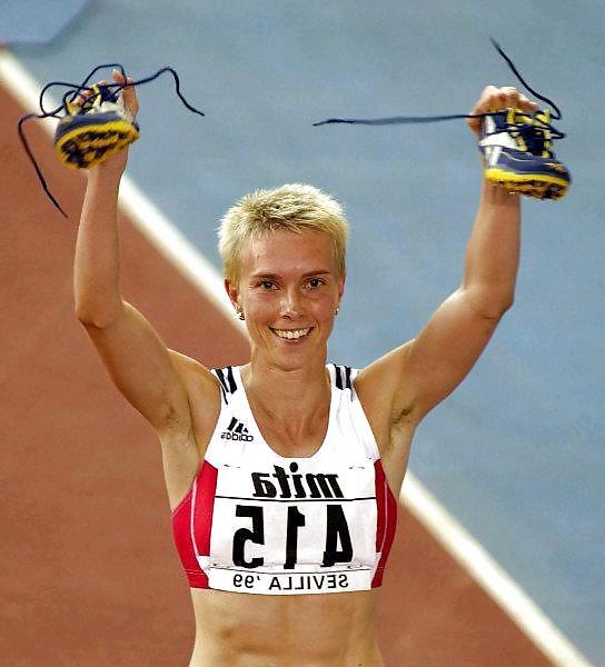 25P Sporting girls with hairy armpits