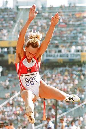 25P Sporting girls with hairy armpits