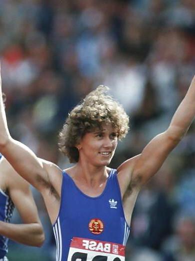 25P Sporting girls with hairy armpits
