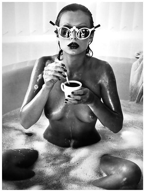 25P Black and White 937! (Tasteful Nude Woman 3)
