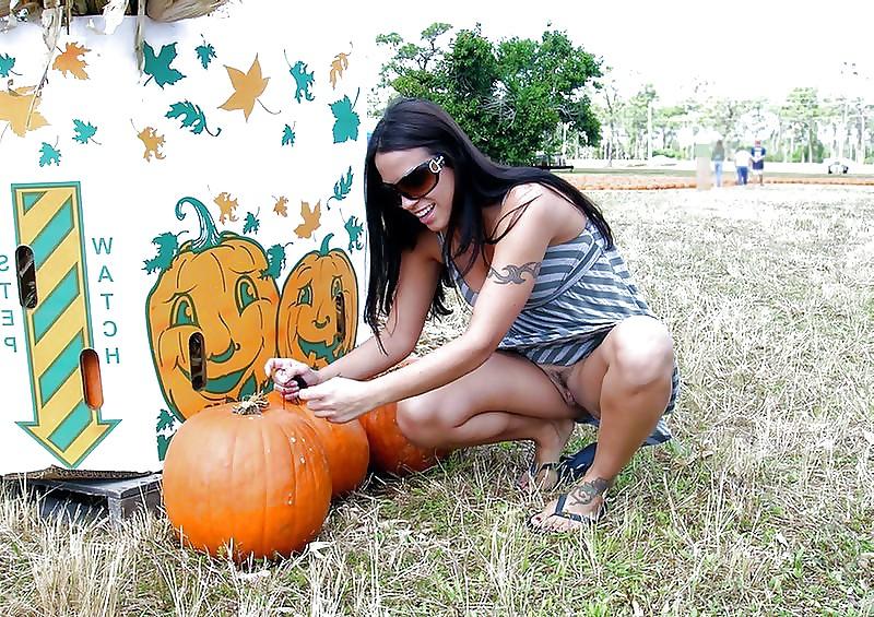 15P Upskirt No Pants 34