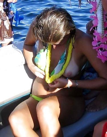 25P NUDE AT THE BEACH