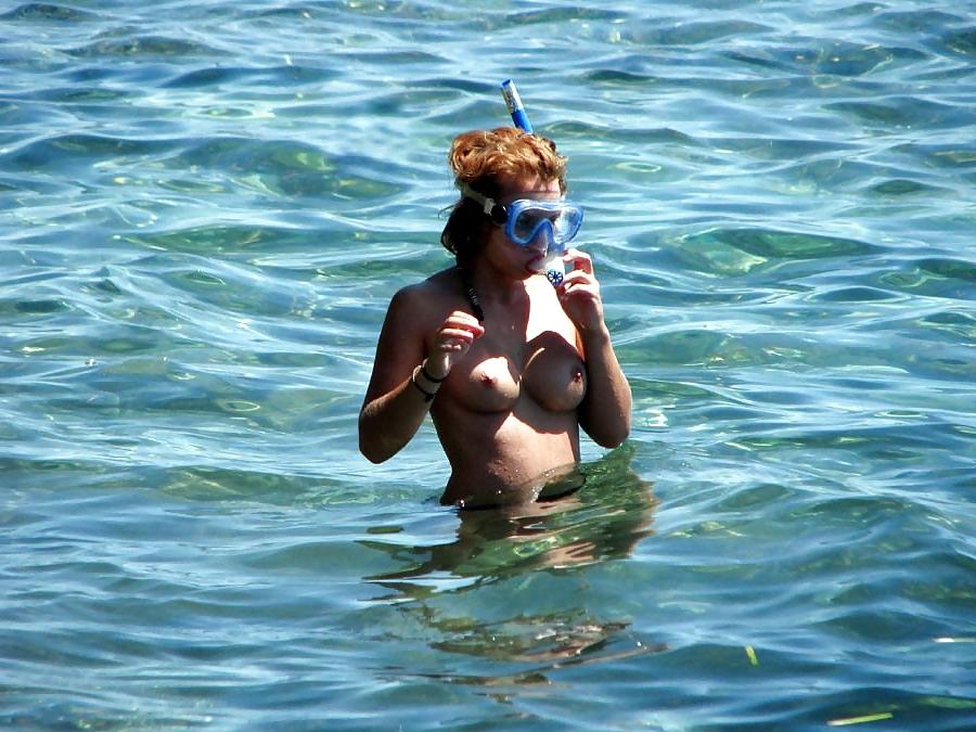 25P NUDE AT THE BEACH