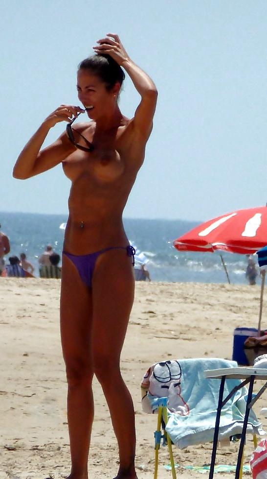 25P NUDE AT THE BEACH