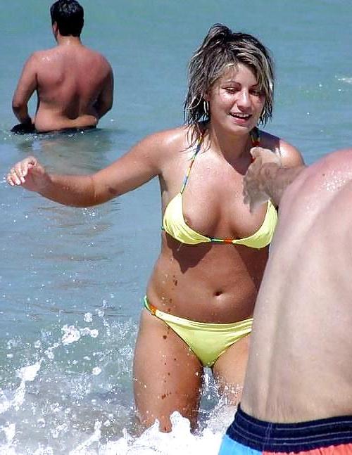 25P NUDE AT THE BEACH
