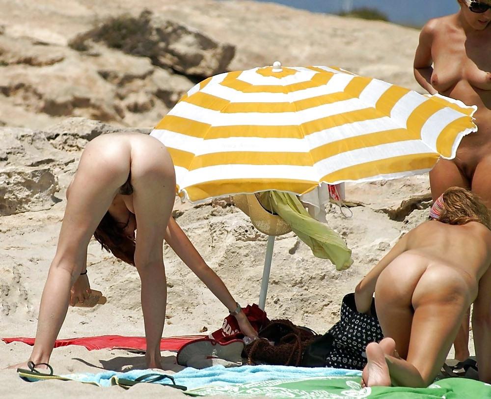 25P NUDE AT THE BEACH