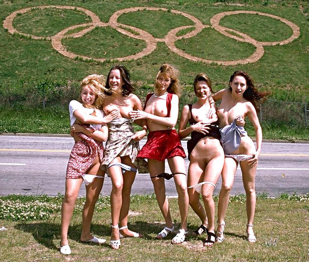 23P Nude girls in groups outdoors. Multi flash!