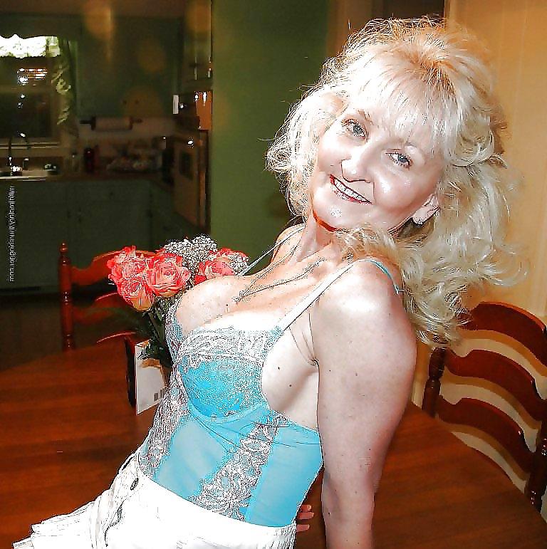20P Lingerie mature woman 4