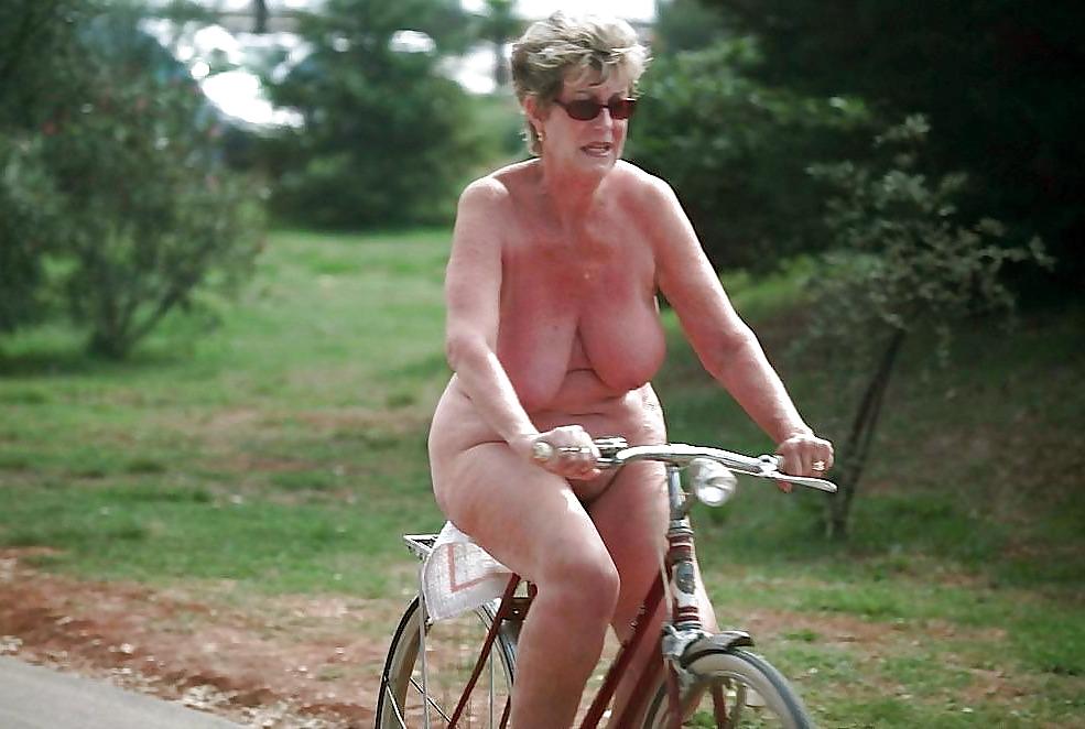20P Mature women with saggy tits 17.