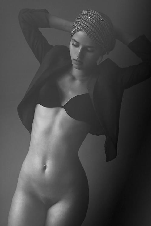 25P Black and White 936! (Tasteful Nude Woman 2)
