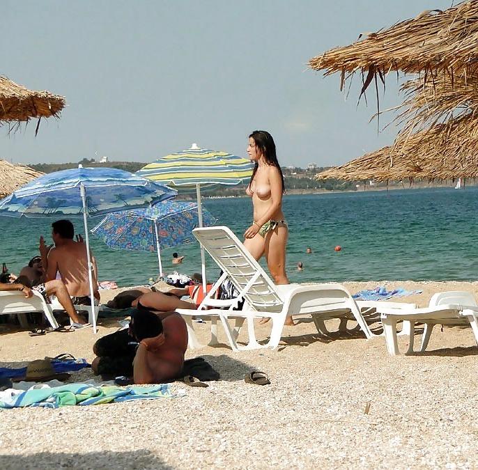 25P NUDE AT THE BEACH