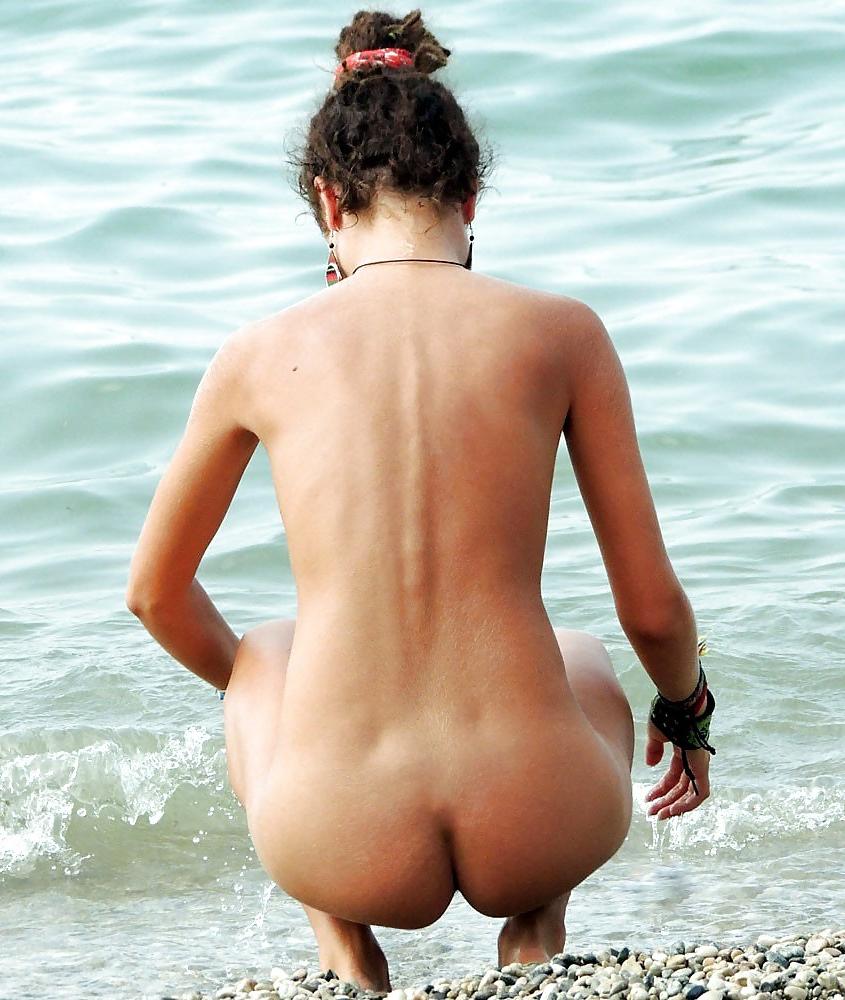 25P NUDE AT THE BEACH