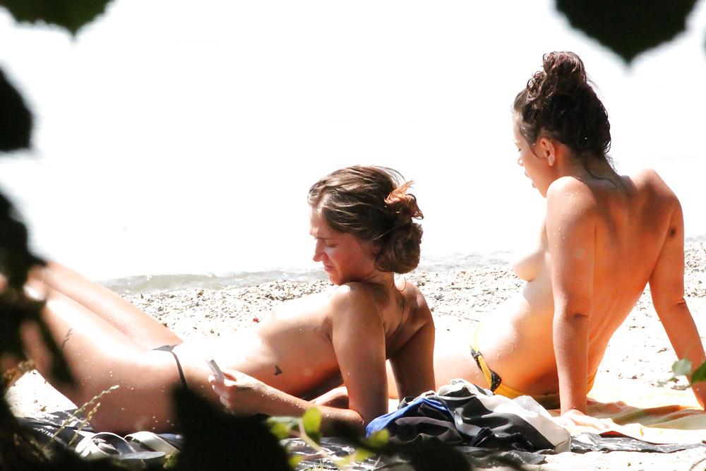 7P Voyeur-Strand oben ohne und String 1