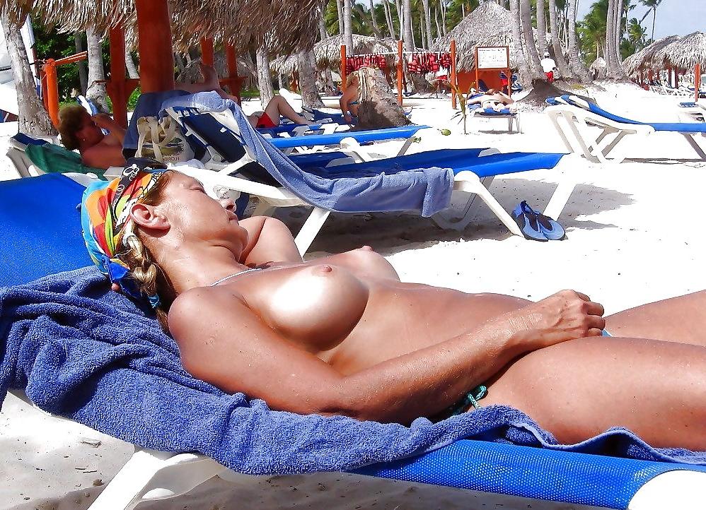 25P NUDE AT THE BEACH