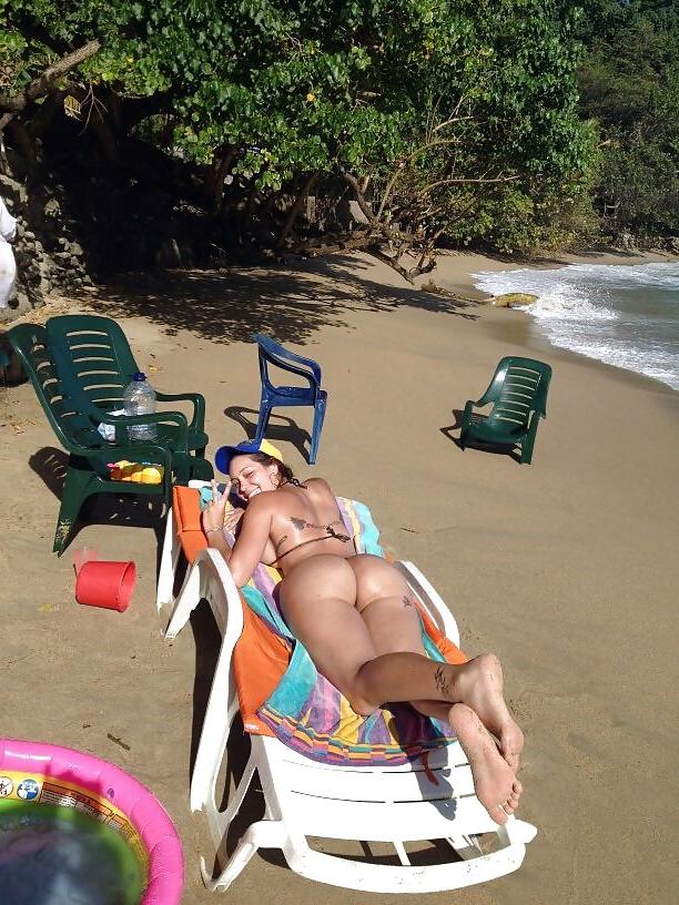 25P NUDE AT THE BEACH